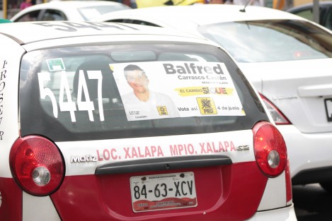 Mientras algunos candidatos se promocionan pobremente, otros que ni aparecerán en las boletas hacen derroche de recursos, como el aspirante a Regidor Balfred Carrasco CASTÁN, incluso en lugares prohibidos según disposición del Gobernador del Estado, como es el transporte público. 