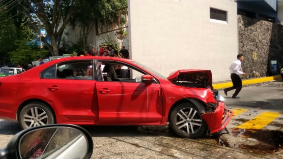 La mañana de este domingo, un vehículo particular y un taxi chocaron en la salida de vehículos de CAXA. Además de los aparatosos daños, se dio la ausencia de personal de vialidad, ni sus luces, a plena luz del día. 