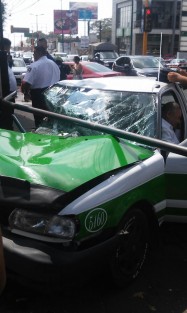 La mañana de este domingo, un vehículo particular y un taxi chocaron en la salida de vehículos de CAXA. Además de los aparatosos daños, se dio la ausencia de personal de vialidad, ni sus luces, a plena luz del día. 