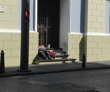 La mañana de este domingo, un hombre fue  halldo muerto en las escaleras que se encuentran detrás de la Catedral de la Inmaculada, en Córdoba, Ver. Se desconoce la identidad  de esta persona con apariencia de indigente. 