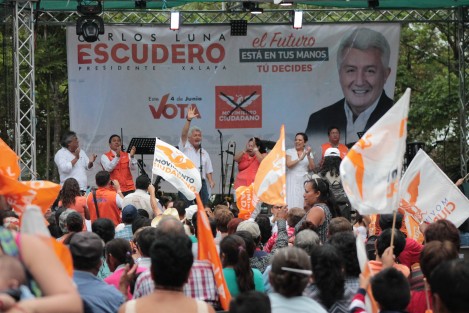 Este domingo, Carlos Luna Escudero realizó su cierre de campaña rumbo a la alcaldía de Xalapa en el parque Benito Juárez. En su discurso pidió a los congregados su voto, pues <em>llegó la hora del movimiento</em>. 