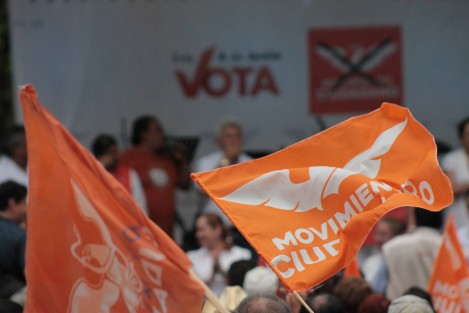 Este domingo, Carlos Luna Escudero realizó su cierre de campaña rumbo a la alcaldía de Xalapa en el parque Benito Juárez. En su discurso pidió a los congregados su voto, pues llegó la hora del movimiento. Luego del discurso del candidato y de bailar el popular tema del partido naranja, los seguidores de Luna Escudero recibieron los recuerditos, como playeras, paraguas, y galletas cortesía de pastelerías Dauzón.