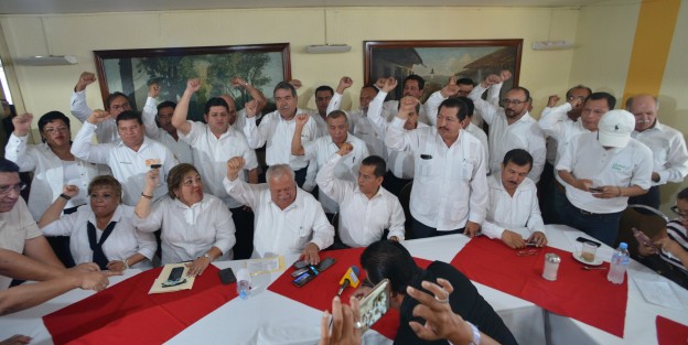 Integrantes de la Sección 32 del SNTE, se pronunciaron en contra de la convocatoria emitida por la SEV relativa a los cambios de adscripción para el ciclo escolar 2017 - 2018, en la cual a su decir prácticamente se desconoce al sindicato, ya que se convoca a los maestros a que realicen el trámite en ventanilla, dejando de lado la representación del SNTE. 