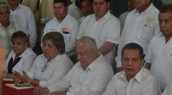 Integrantes de la Sección 32 del SNTE, se pronunciaron en contra de la convocatoria emitida por la SEV relativa a los cambios de adscripción para el ciclo escolar 2017 - 2018, en la cual a su decir prácticamente se desconoce al sindicato, ya que se convoca a los maestros a que realicen el trámite en ventanilla, dejando de lado la representación del SNTE. 