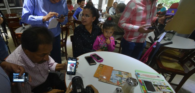 Padres de familia de la Secundaria General No. 6  de Xalapa, relataron que en aquella institución educativa se están aplicando castigos tales como el poner a los alumnos a lavar los baños, esto incluso de manera más humillante, al no proporcionárseles los utensilios adecuados para ello, por lo que los jóvenes se ven obligados a hacerlo con sus propias manos, por lo que exigen la intervención de autoridades de la SEV. 