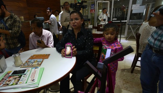 Padres de familia de la Secundaria General No. 6  de Xalapa, relataron que en aquella institución educativa se están aplicando castigos tales como el poner a los alumnos a lavar los baños, esto incluso de manera más humillante, al no proporcionárseles los utensilios adecuados para ello, por lo que los jóvenes se ven obligados a hacerlo con sus propias manos, por lo que exigen la intervención de autoridades de la SEV. 
