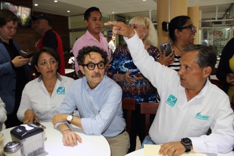 Gabriel Quadri, ex aspirante a la Presidencia de la República, acompañó esta mañana en rueda de prensa al candidato de Nueva Alianza a la alcaldía de Xalapa, Nicanor Moreira. Pidió ejercer el voto ciudadano para atacar la corupción de políticos que se han enquistado en el poder. 