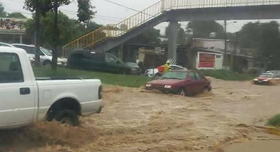 Las lluvias de esta tarde dejaron algunos encharcamientos sobre todo en los puntos de costumbre, como la carretera  Xalapa- Banderilla. 