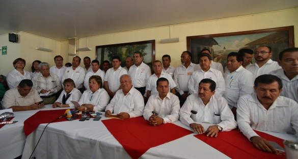 Integrantes de la Sección 32 del SNTE, se pronunciaron en contra de la convocatoria emitida por la SEV relativa a los cambios de adscripción para el ciclo escolar 2017 - 2018, en la cual a su decir prácticamente se desconoce al sindicato, ya que se convoca a los maestros a que realicen el trámite en ventanilla, ya que se convoca a los maestros a que realicen el trámite en ventanilla, dejando de lado la representación del SNTE. 