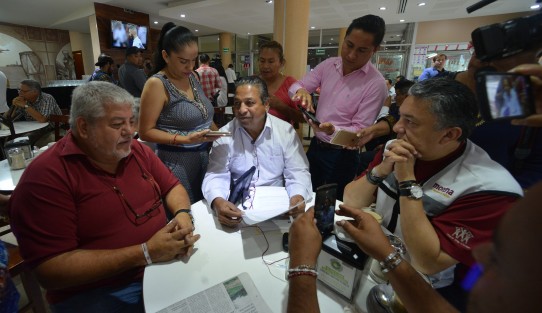 Rafael Carvajal Rosado, Representante ante el OPLE del partido MORENA, informó que están solicitando se suspenda la entrega de material electoral a los funcionarios de casillas ya que la misma no está cumpliendo con la ley, de integrar los nombres de los representantes de casilla de los partidos. 
