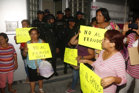 Militantes priistas se manifestaron afuera del OPLE en la ciudad de Veracruz, para exigirle al gobernador del estado que saque las manos del proceso electoral. Pidieron que se ponga a gobernar y deje de apoyar a los candidatos del PAN.