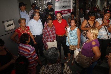 La inconformidad de los priistas se debe presuntamente a la reimpresión que se hará de las boletas por el error en el apellido del candidato del PT. El hecho llegó al grado de que hasta el candidato del tricolor a la alcaldía del puerto, dio por termnada su campaña, cancelando el evento que realizaría mañana martes. 