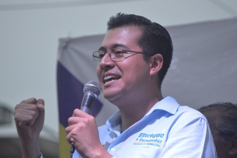 Enrique Fernández, candidato a la alcaldía de Coatepec está recibiendo apoyo de sus paisanos, independientemente de los partidos que lo postulan. Al parecer otro caso en donde el personaje va más allá de los partidos. 