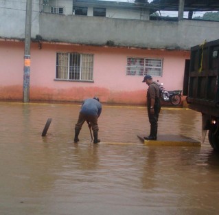  Personal de la Comisión Municipal de Agua Potable y Saneamiento de Xalapa (CMAS) y de Protección Civil municipal, atendieron la inundación que se registró en las calles Desierto de Gobi y Desierto de Nubi en la colonia Bugambilias del Sumidero, sin que resultaran viviendas afectadas. Los empleados municipales limpiaron el resumidero para que bajara de inmediato el nivel del agua en dichas vialidades. 