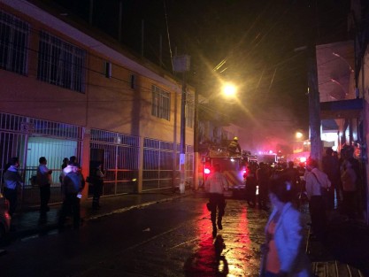 Elementos de la Subdirección de Protección Civil Municipal acudieron inmediatamente al llamado de auxilio, la noche de este lunes, por un incendio en una vivienda en la calle Bustamante, entre Azcárate y Victoria, en la zona centro de la ciudad. Tres adultos y dos menores que resultaron afectados, recibieron atención. 