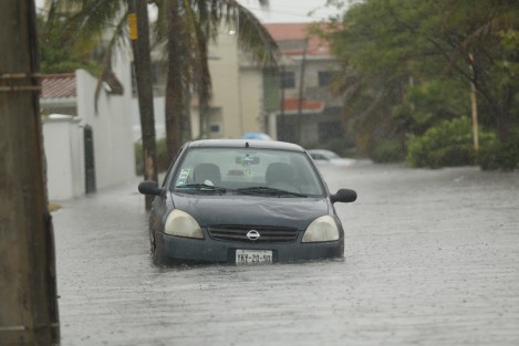 Inundaciones de calles en la conurbación Veracruz-Boca del Río este martes, debido a las fuertes lluvias que se presentan en el estado. 