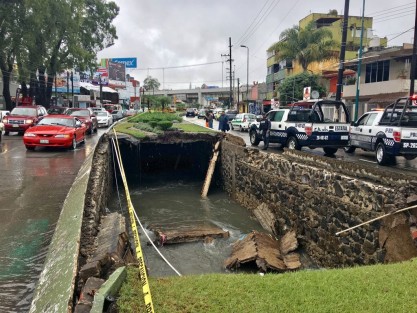 Torrenciales aguaceros de esta tarde en Xalapa provocaran que colapsara la cubierta del colector pluvial que corre por el camellón central de la Avenida Murillo Vidal. 