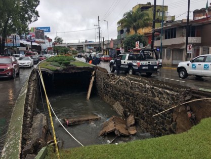 Torrenciales aguaceros de esta tarde en Xalapa provocaran que colapsara la cubierta del colector pluvial que corre por el camellón central de la Avenida Murillo Vidal. 
