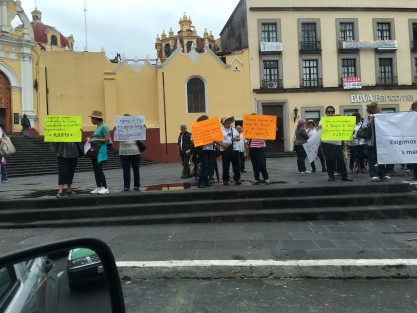 Maestros pensionados se manifestaron la mañana de este martes en la Plaza Lerdo debido a que no se les han pagado antiguos adeudos. 