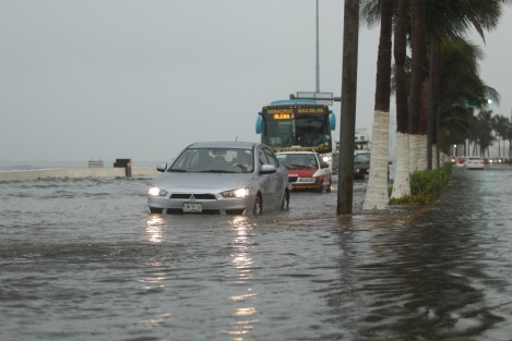 Inundaciones de calles en la conurbación Veracruz-Boca del Río este martes, debido a las fuertes lluvias que se presentan en el estado. 