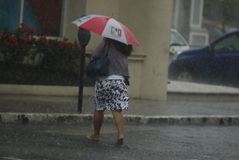 Inundaciones de calles en la conurbación Veracruz-Boca del Río este martes, debido a las fuertes lluvias que se presentan en el estado. 