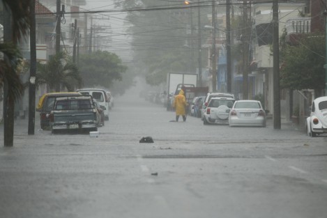 Inundaciones de calles en la conurbación Veracruz-Boca del Río este martes, debido a las fuertes lluvias que se presentan en el estado. 