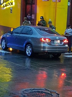 Un ataque armado dejó como saldo una persona muerta y una herida, esto después de que dos vehículos protagonizaron una persecución en calles de la ciudad de Córdoba.
