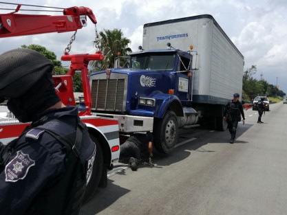 En Fortín un tractocamión fue asegurado este martes, horas después de que fuera robado,con su carga de abarrotes; elementos de la Policía Estatal tomaron conocimiento y lo pusieron a disposición de las autoridades correspondientes.