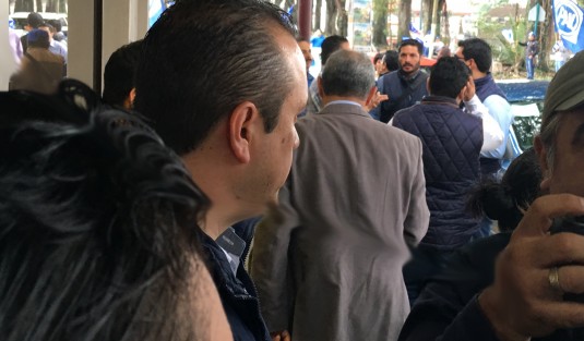 El candidato a síndico de la planilla PAN -PRD en Xalapa, se retiró molesto luego de que no se le permitiera el acceso a la reunión privada con Felipe Caladerón, a la que sí tuvieron acceso integrantes de comunicación de la candidata Ana Miriam y de los noticieros de la radiodifusora de su familia. ¡Que ni me llame!, expresó al retirarse.