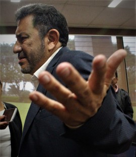 Amado Cruz Malpica dijo que Yunes Linares pretende desviar la atención de el incumplimiento de promesas de campaña, con noticias mediáticas, como su destape hacia la presidencia y los videoescándalos de Eva Cadena.