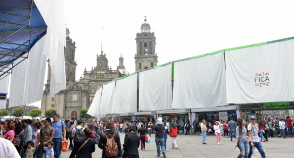 En en Zócalo de la Ciudad  de México se encuentra una vez más  la Feria Internacional de las Culturas Amigas (FICA) una muestra de las artesanías de varios países del mundo entero. 

Con la participación de varios países del mundo los cuales ofrecen productos variados a todo el público. Además en la plaza Santo Domingo  se puede disfrutar de los platillos más representativos de estos países.