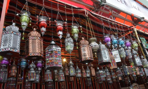 En en Zócalo de la ciudad  de México se encuentra una vez más  la Feria Internacional de las Culturas Amigas (FICA) una muestra de las artesanías de varios países del mundo entero. 

Con la participación de varios países del mundo los cuales ofrecen productos variados a todo el público. Además en la plaza Santo Domingo  se puede disfrutar de los platillos más representativos de estos países.