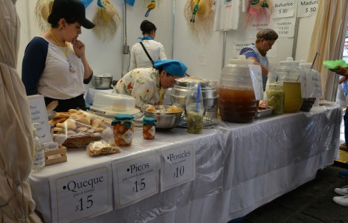 En en Zócalo de la Ciudad  de México se encuentra una vez más  la Feria Internacional de las Culturas Amigas (FICA) una muestra de las artesanías de varios países del mundo entero. 

Con la participación de varios países del mundo los cuales ofrecen productos variados a todo el público. Además en la plaza Santo Domingo  se puede disfrutar de los platillos más representativos de estos países.