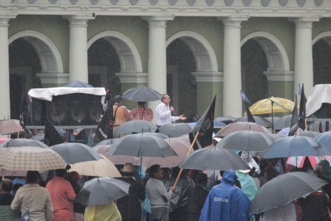 Bajo la lluvia, el candidato independiente a la alcaldía de Xalapa, Antonio Luna, cerró su campaña con la promesa de que si el voto lo favorece, cancelará el proyecto del gasoducto, elcual según él, pone en riesgo a miles de xalapeños.