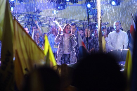 Pese a la lluvia, Ana Miriam Ferráez cerró su campaña con un mitin en la colonia Nacional, al cual acudieron las incondicionales bases panistas, pero más las perredistas como el MOPI 