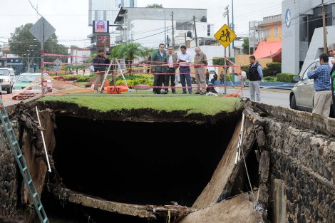 El alcalde Américo Zúñiga Martínez explicó que se está haciendo un estudio estructural sobre los posibles riesgos que pueda presentar toda esta construcción y determinar cuál es la mejor solución para garantizar su estabilidad.
