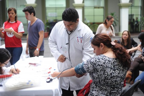 Para fomentar la cultura de la donación voluntaria de sangre, este miércoles, el Ayuntamiento de Xalapa y la Embajada Mundial de Activistas por la Paz llevaron al Palacio Municipal la campaña Internacional En la Sangre está la vida.