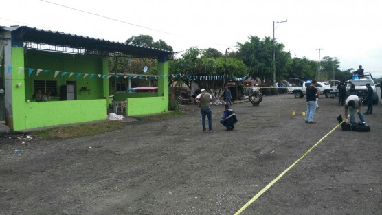Dos mujeres fueron ultimadas a balazos este miércoles, cuando se encontraban en un comedor ubicado a un costado de la carretera federal. 