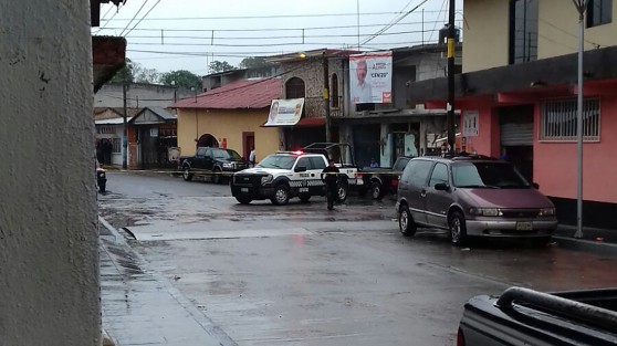 Una balacera se registró en el centro de Amatlán de los Reyes, la Policía Municipal tiene acordonada la zona. Como resultado de esa balacera una persona murió al llegar a un sanatorio de la avenida 7 y calle 16 en Córdoba, se dice es el chofer del taxi número 24 de Amatlán.