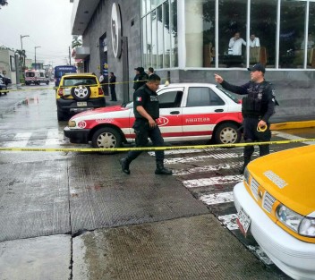 Una balacera se registró en el centro de Amatlán de los Reyes, la Policía Municipal tiene acordonada la zona. Como resultado de esa balacera una persona murió al llegar a un sanatorio de la avenida 7 y calle 16 en Córdoba, se dice es el chofer del taxi número 24 de Amatlán.