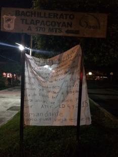 Durante las primeras horas de este jueves, fueron encontradas mantas con amenazas una fue localizada a las afueras de la escuela primaria de la comunidad de Rojo Gómez y la otra en la calle Dorados de Villa, cerca del Bachillerato.