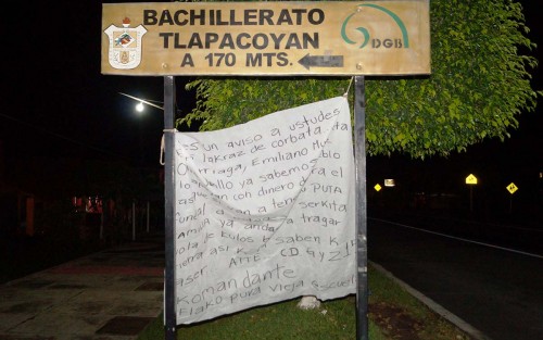 De nueva cuenta la madrugada de este jueves aparecieron presuntas narcomantas en el municipio de Tlapacoyan, ahora el mensaje está dirigido a tres candidatos que buscan la alcaldía, señalándolos de utilizar recursos del pueblo.