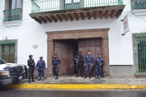 Policías resguardan la sede del OPLE ante la llegada de pobladores de Catemaco, quienes entraron al inmueble para dialogar con el Consejero Presidente, esto ante la posible toma del lugar previo a las elecciones del próximo 4 de junio.