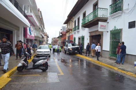 Policías resguardan la sede del OPLE ante la llegada de pobladores de Catemaco, quienes entraron al inmueble para dialogar con el Consejero Presidente, esto ante la posible toma del lugar previo a las elecciones del próximo 4 de junio. 
