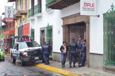 Policías resguardan la sede del OPLE ante la llegada de pobladores de Catemaco, quienes entraron al inmueble para dialogar con el Consejero Presidente, esto ante la posible toma del lugar previo a las elecciones del próximo 4 de junio. 
