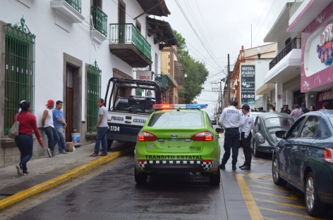 Policías resguardan la sede del OPLE ante la llegada de pobladores de Catemaco, quienes entraron al inmueble para dialogar con el Consejero Presidente, esto ante la posible toma del lugar previo a las elecciones del próximo 4 de junio. 
