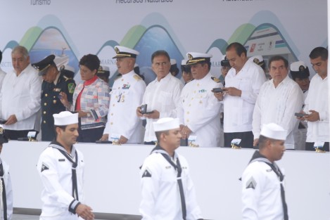 El gobernador de Veracruz, Miguel Ángel Yunes Linares, asistió como invitado especial a la celebración del 75 aniversario del Día de la Marina. 