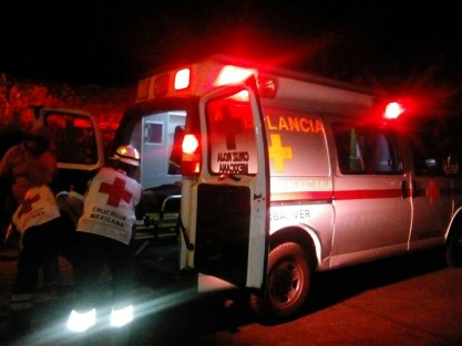 Al menos dos personas resultaron heridas después de ser atropelladas por la camioneta en la que viajaba la presidenta del Comité Directivo del Partido Acción Nacional (PAN) en el municipio de Cuichapa, Candelaria López Cárdenas.
