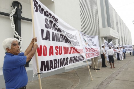 Directivos de la escuela naútica mercante <em>Fernando Siliceo y Torres</em> se manifestaron por la incorporación de esta institución educativa a la Secretaría de Marina. Temen que con esta medida se militarice a la escuela y pierda su escencia mercantil.