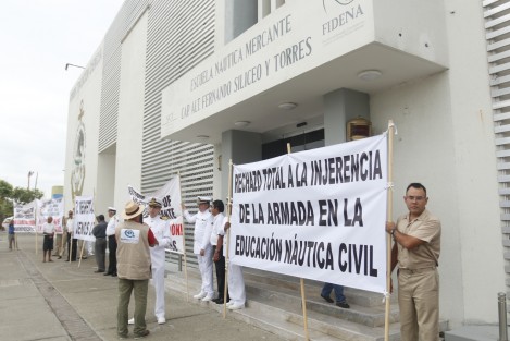 Directivos de la escuela naútica mercante <em>Fernando Siliceo y Torres</em> se manifestaron por la incorporación de esta institución educativa a la Secretaría de Marina. Temen que con esta medida se militarice a la escuela y pierda su escencia mercantil.